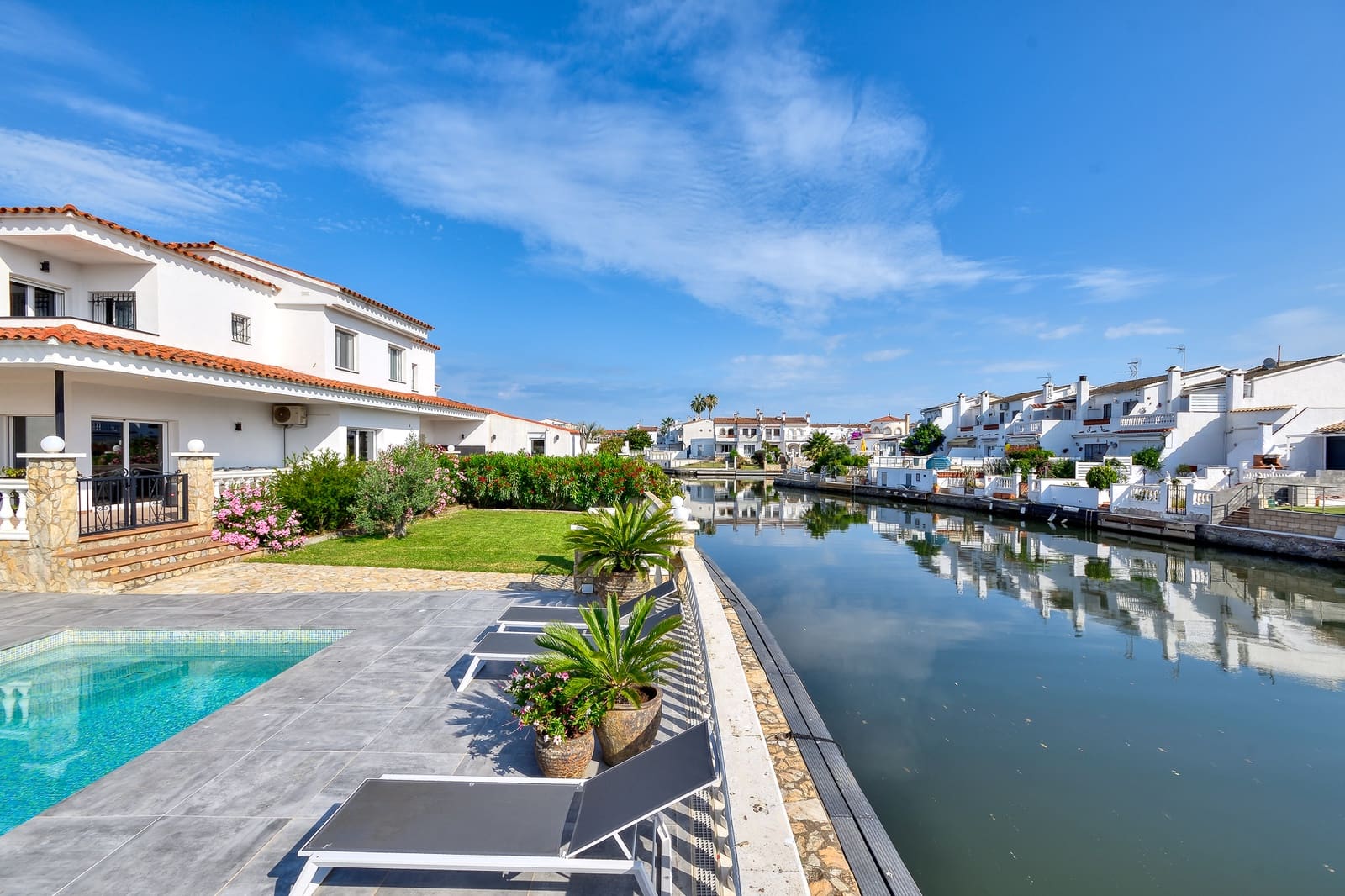 4 bedroom Townhouse for sale in Empuriabrava with pool garage - € 1,490,000 (Ref: 10144921)