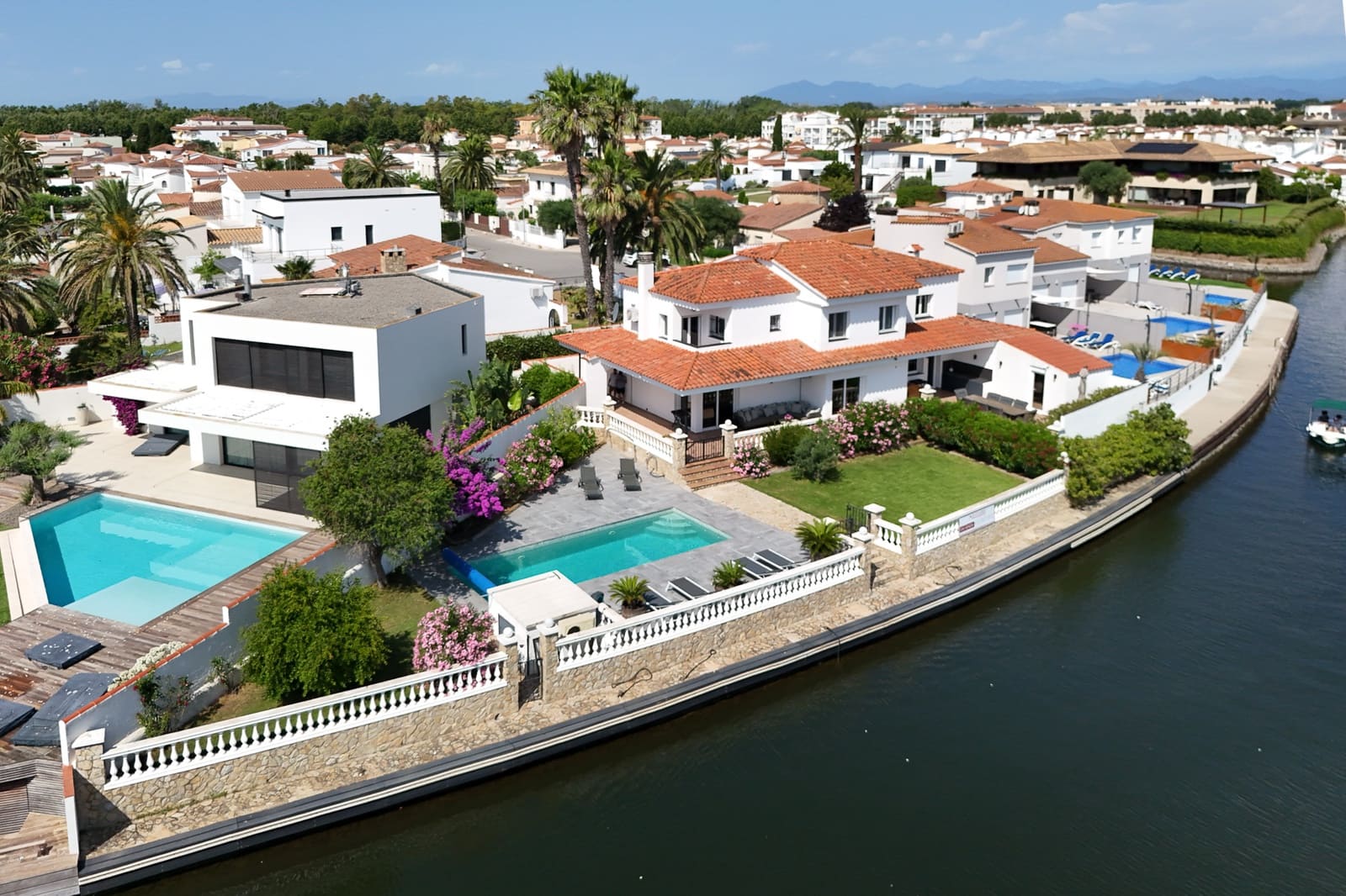 4 bedroom Townhouse for sale in Empuriabrava with pool garage - € 1,490,000 (Ref: 10144921)