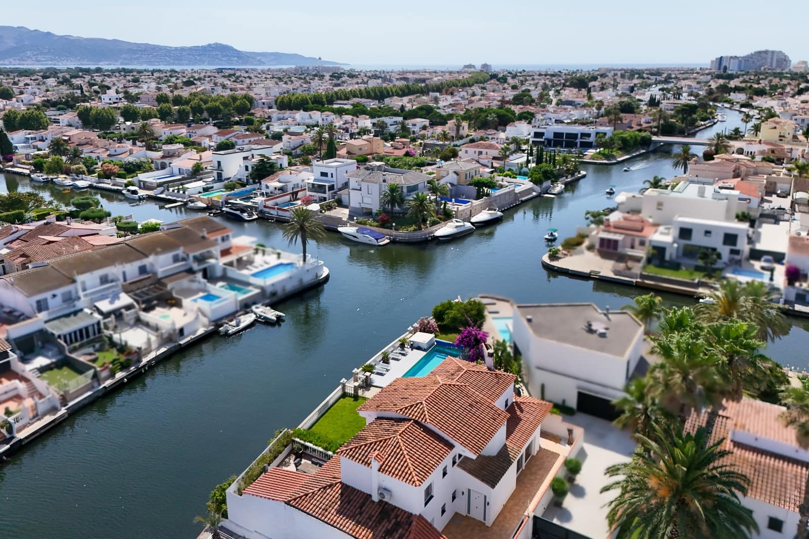 4 bedroom Townhouse for sale in Empuriabrava with pool garage - € 1,490,000 (Ref: 10144921)