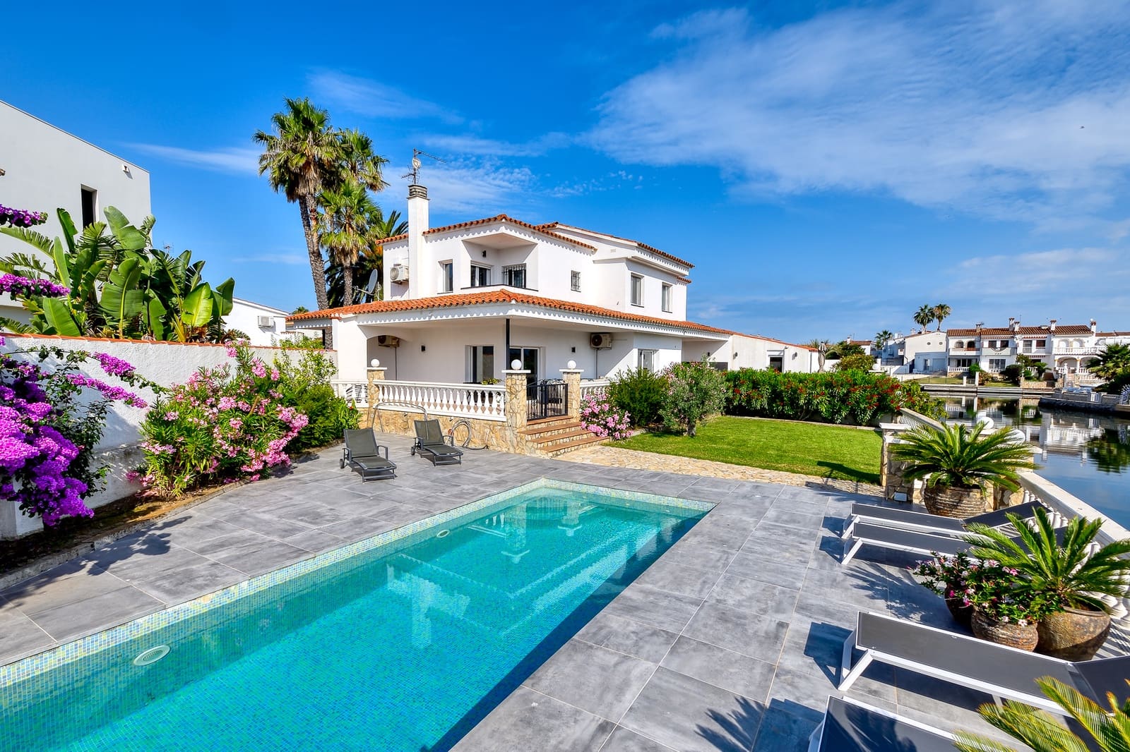 4 bedroom Townhouse for sale in Empuriabrava with pool garage - € 1,490,000 (Ref: 10144921)