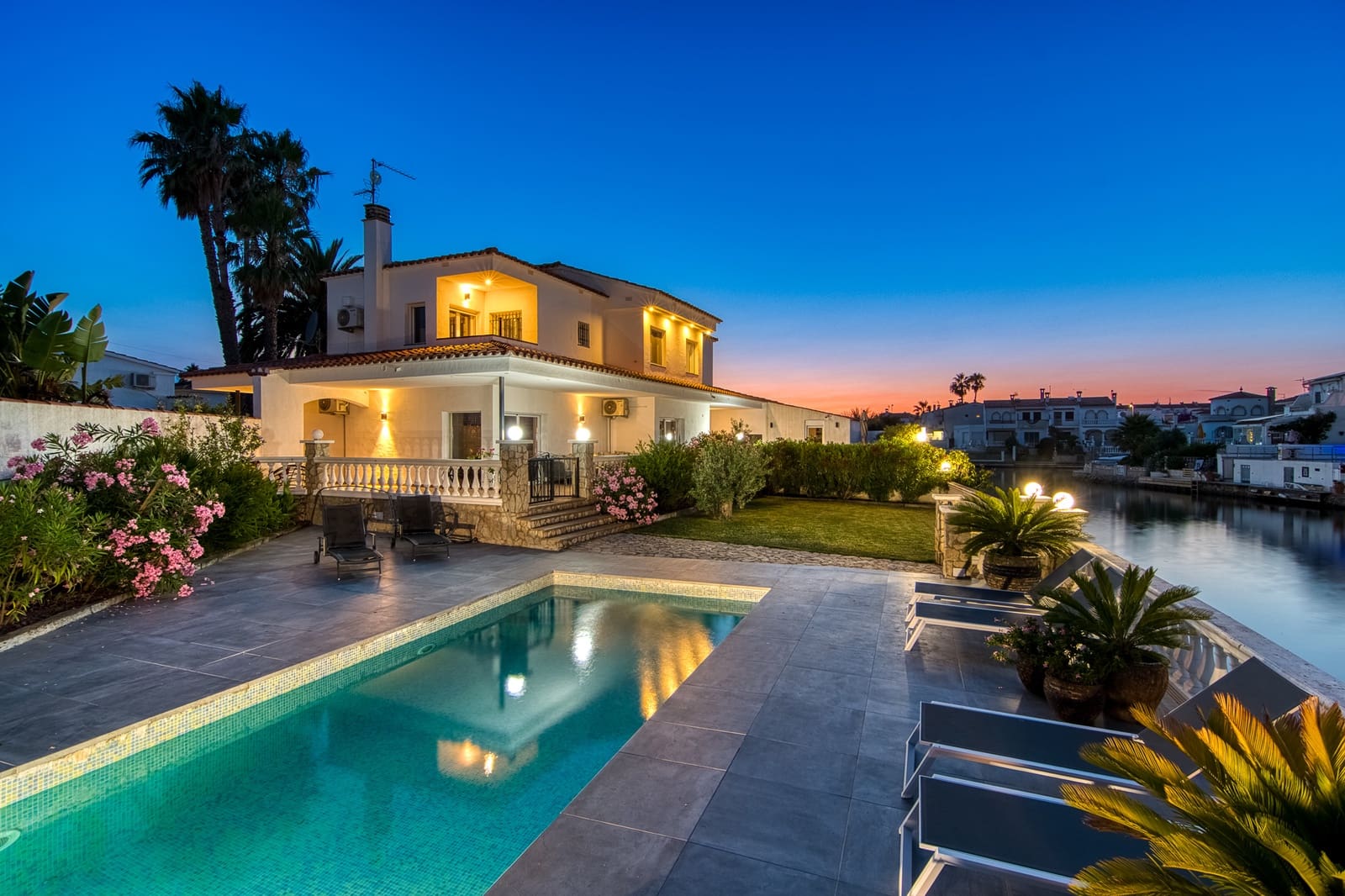 4 bedroom Townhouse for sale in Empuriabrava with pool garage - € 1,490,000 (Ref: 10144921)