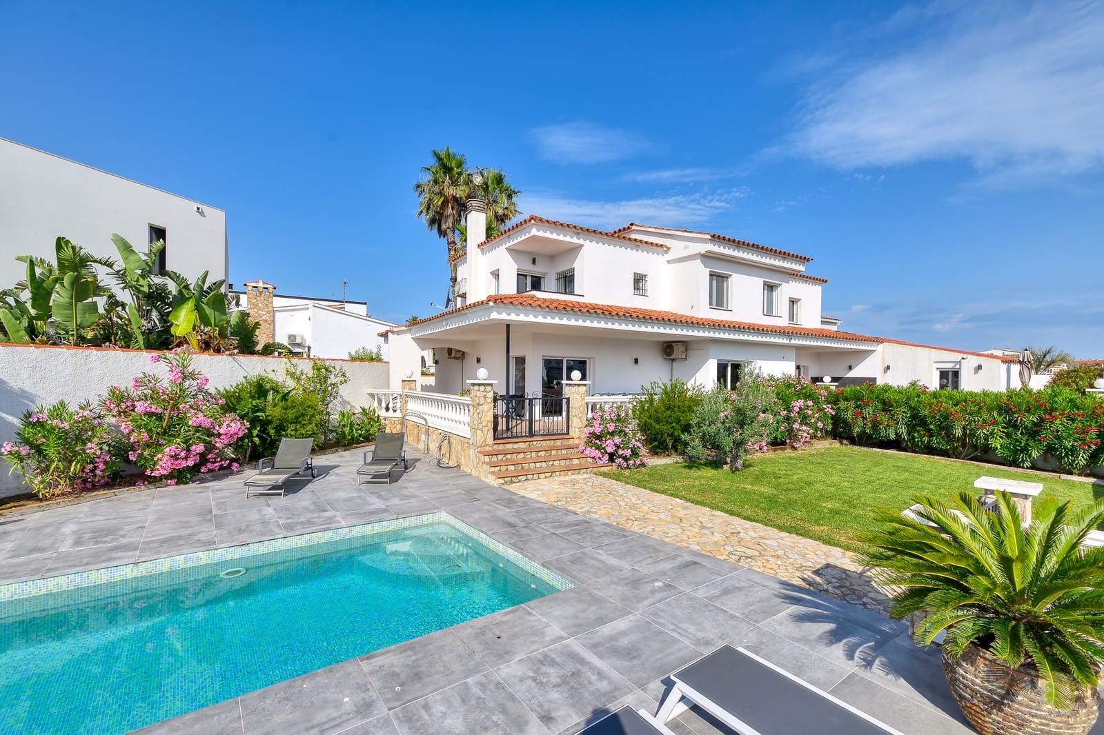 4 bedroom Townhouse for sale in Empuriabrava with pool garage - € 1,490,000 (Ref: 10144921)