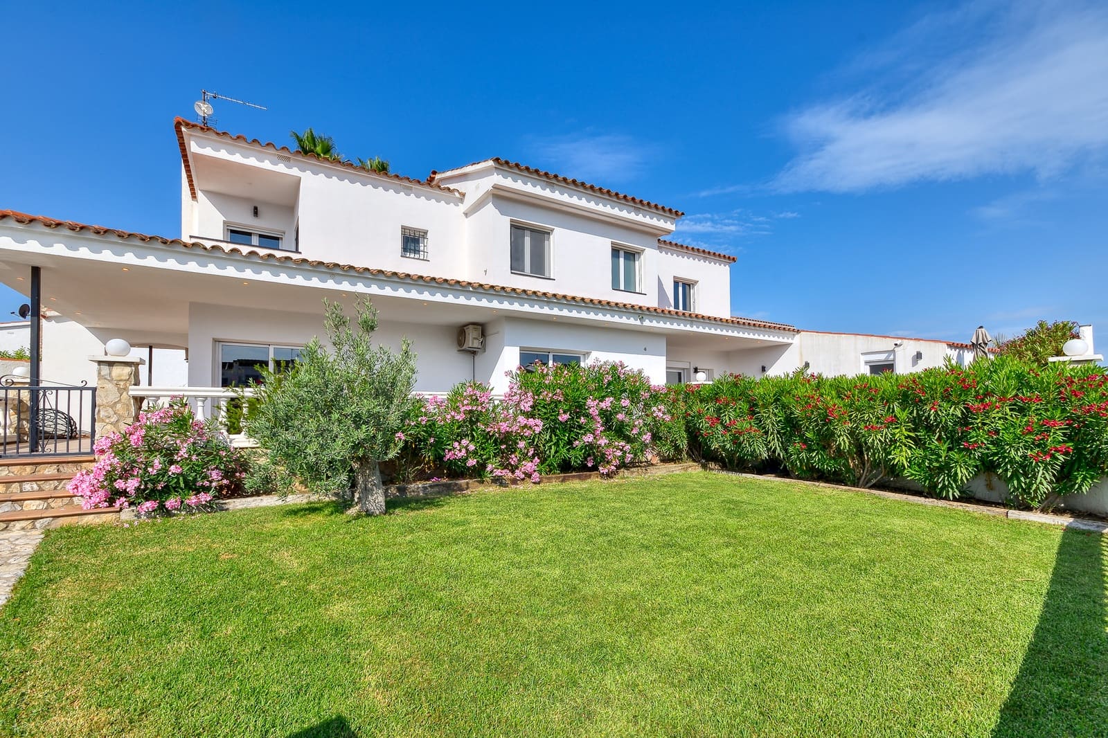 4 bedroom Townhouse for sale in Empuriabrava with pool garage - € 1,490,000 (Ref: 10144921)