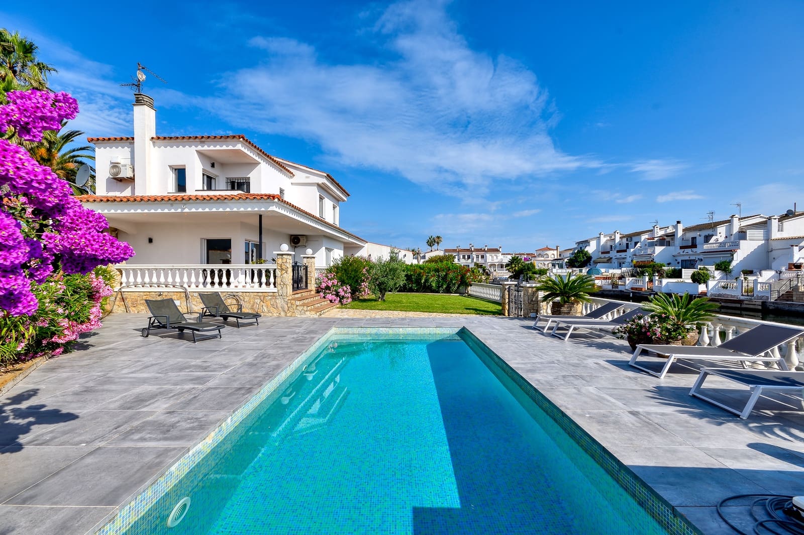 4 bedroom Townhouse for sale in Empuriabrava with pool garage - € 1,490,000 (Ref: 10144921)