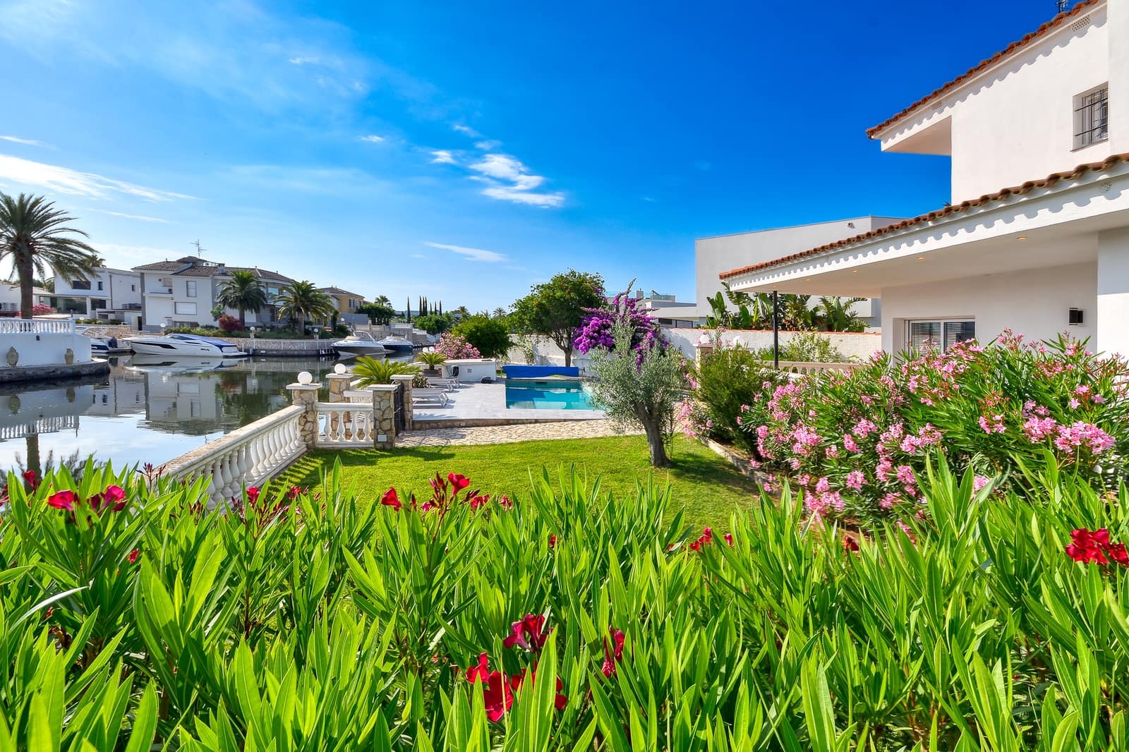 4 bedroom Townhouse for sale in Empuriabrava with pool garage - € 1,490,000 (Ref: 10144921)