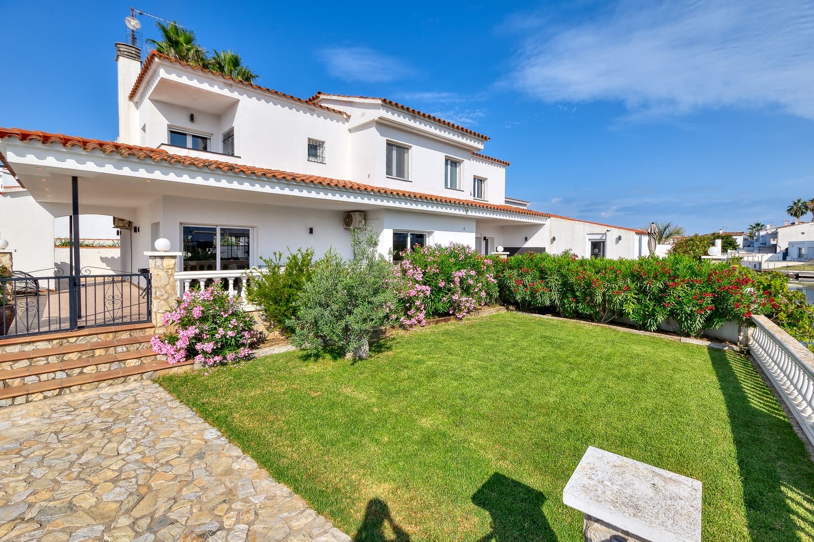 4 bedroom Townhouse for sale in Empuriabrava with pool garage - € 1,490,000 (Ref: 10144921)