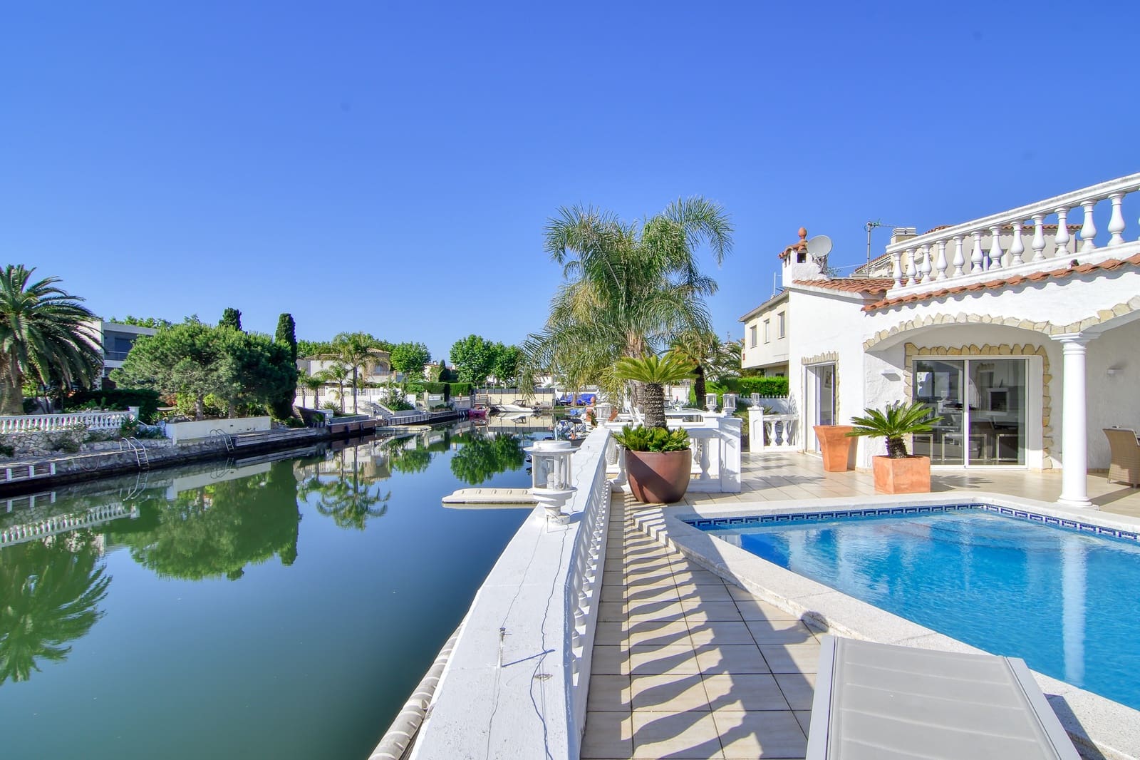 3 sypialnia Dom na sprzedaż w Empuriabrava z basenem garażem - 1 250 000 € (Ref: 10145030)