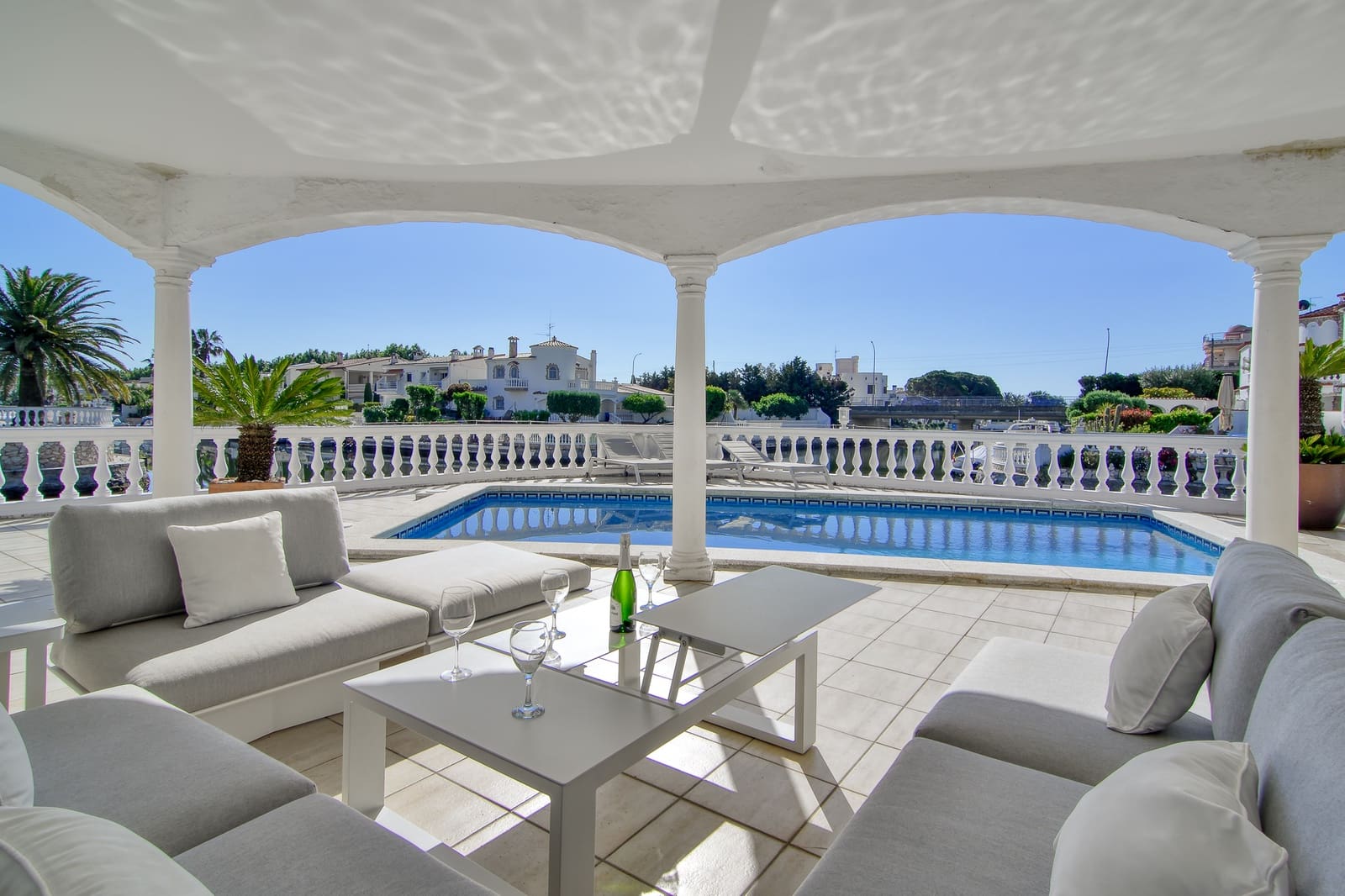 3 sypialnia Dom na sprzedaż w Empuriabrava z basenem garażem - 1 250 000 € (Ref: 10145030)