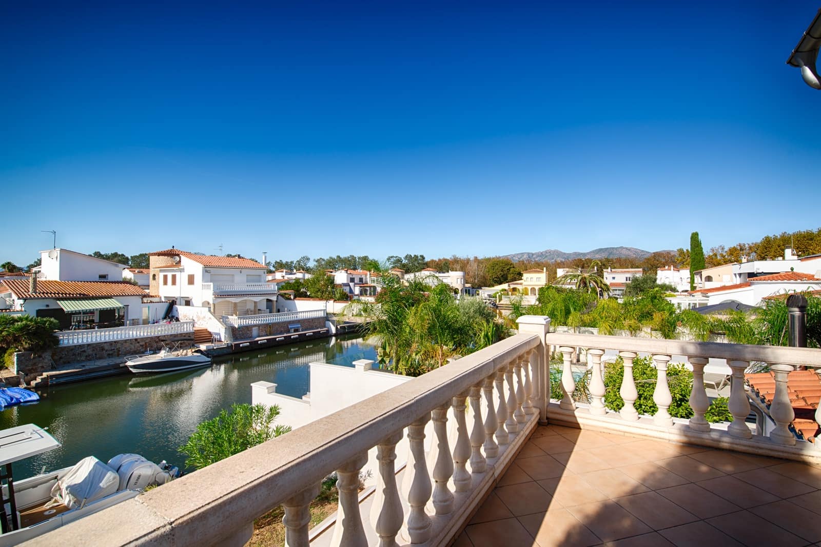 3 soveværelse Byhus til salg i Empuriabrava med swimmingpool garage - € 870.000 (Ref: 10145076)