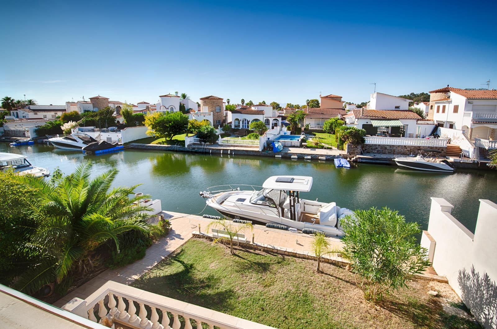 3 soveværelse Byhus til salg i Empuriabrava med swimmingpool garage - € 870.000 (Ref: 10145076)