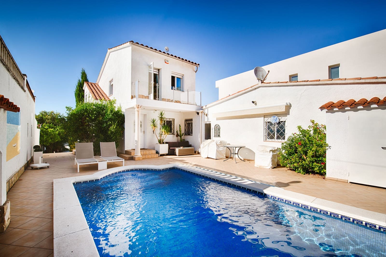 3 soveværelse Byhus til salg i Empuriabrava med swimmingpool garage - € 870.000 (Ref: 10145076)