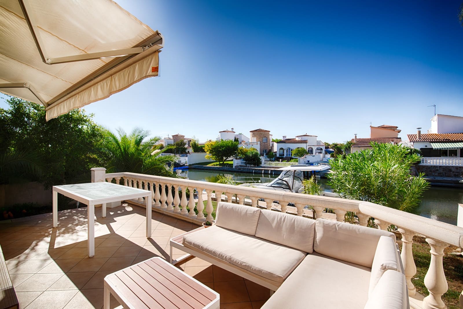 3 soveværelse Byhus til salg i Empuriabrava med swimmingpool garage - € 870.000 (Ref: 10145076)