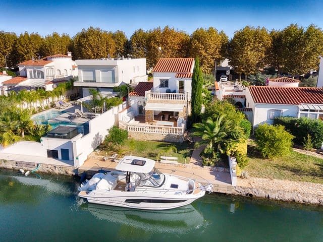 3 soveværelse Byhus til salg i Empuriabrava, Castelló d'Empúries med swimmingpool garage - € 870.000 (Ref: 10145076)