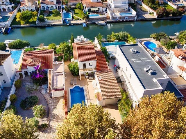 3 soveværelse Byhus til salg i Empuriabrava, Castelló d'Empúries med swimmingpool garage - € 870.000 (Ref: 10145076)