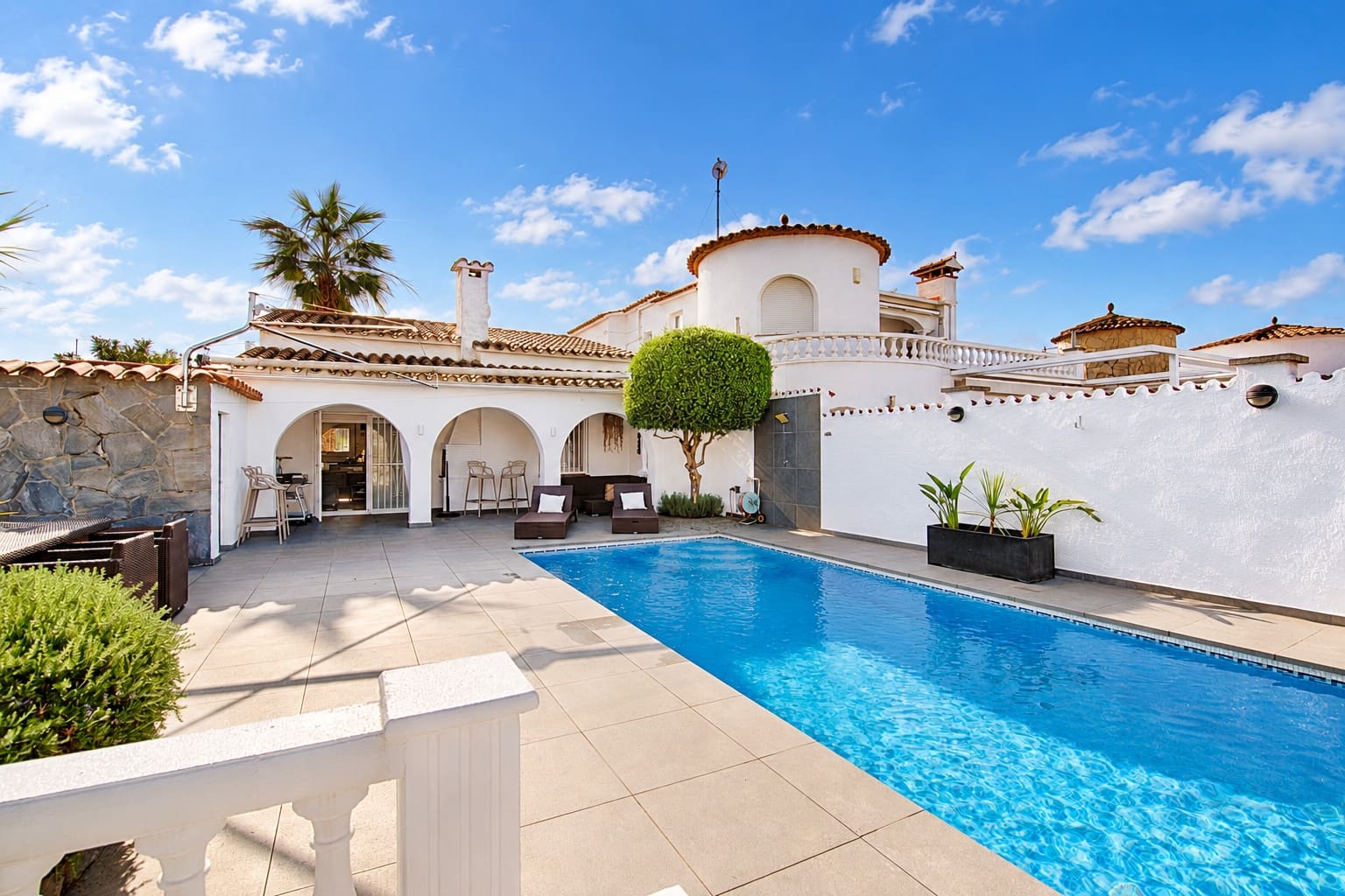 2 soveværelse Byhus til salg i Empuriabrava med swimmingpool garage - € 720.000 (Ref: 10163228)
