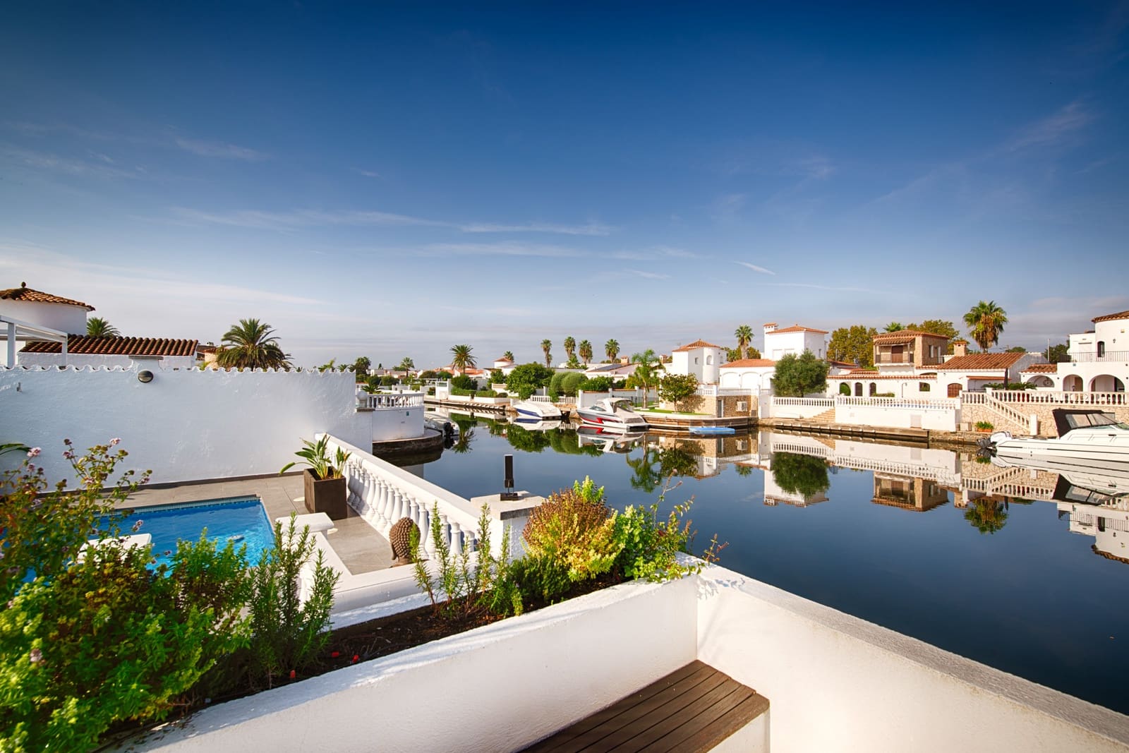 2 soveværelse Byhus til salg i Empuriabrava med swimmingpool garage - € 720.000 (Ref: 10163228)