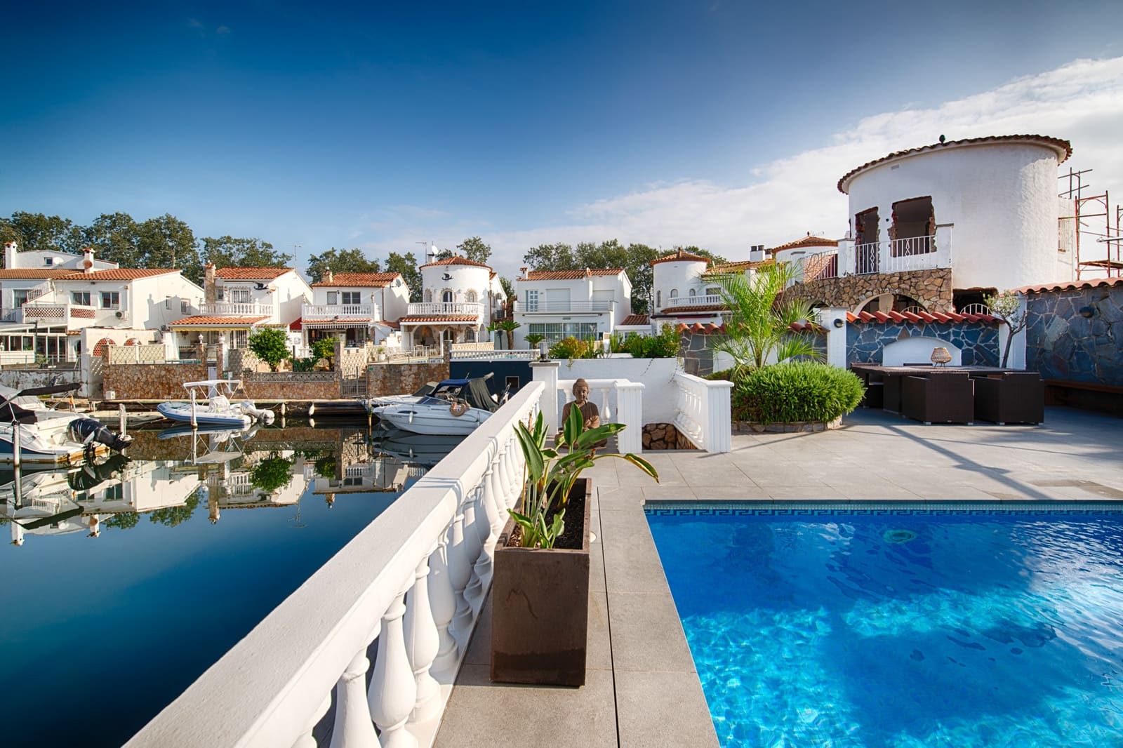 2 soveværelse Byhus til salg i Empuriabrava med swimmingpool garage - € 720.000 (Ref: 10163228)