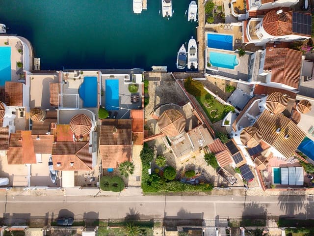 2 soveværelse Byhus til salg i Empuriabrava, Castelló d'Empúries med swimmingpool garage - € 720.000 (Ref: 10163228)