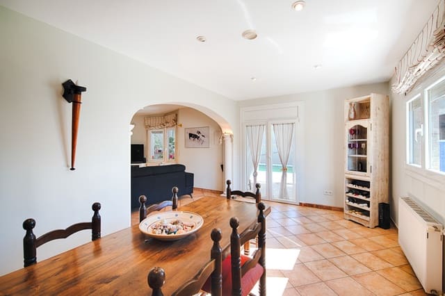 5 makuuhuone Omakotitalo myytävänä paikassa Empuriabrava, Castelló d'Empúries mukana uima-altaan 
autotalli - 880 000 € (Ref: 10166878)