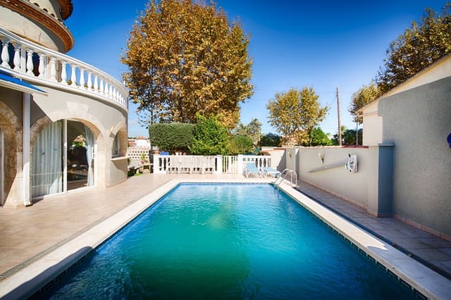 5 makuuhuone Omakotitalo myytävänä paikassa Empuriabrava, Castelló d'Empúries mukana uima-altaan 
autotalli - 880 000 € (Ref: 10166878)