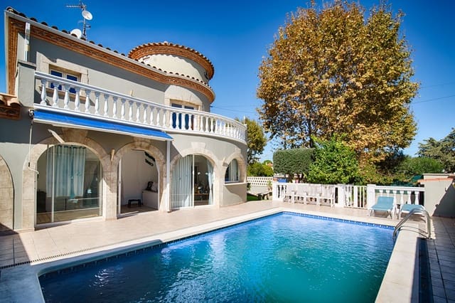 5 makuuhuone Omakotitalo myytävänä paikassa Empuriabrava, Castelló d'Empúries mukana uima-altaan 
autotalli - 880 000 € (Ref: 10166878)