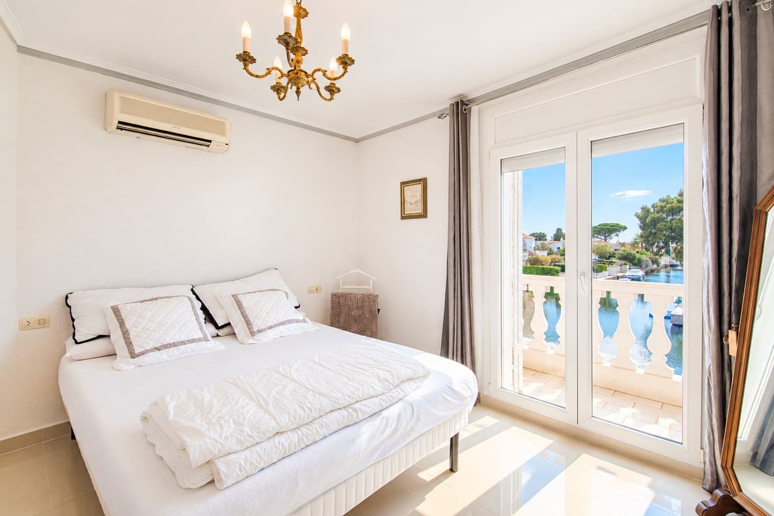 4 soveværelse Byhus til salg i Empuriabrava med swimmingpool garage - € 1.199.000 (Ref: 10169111)