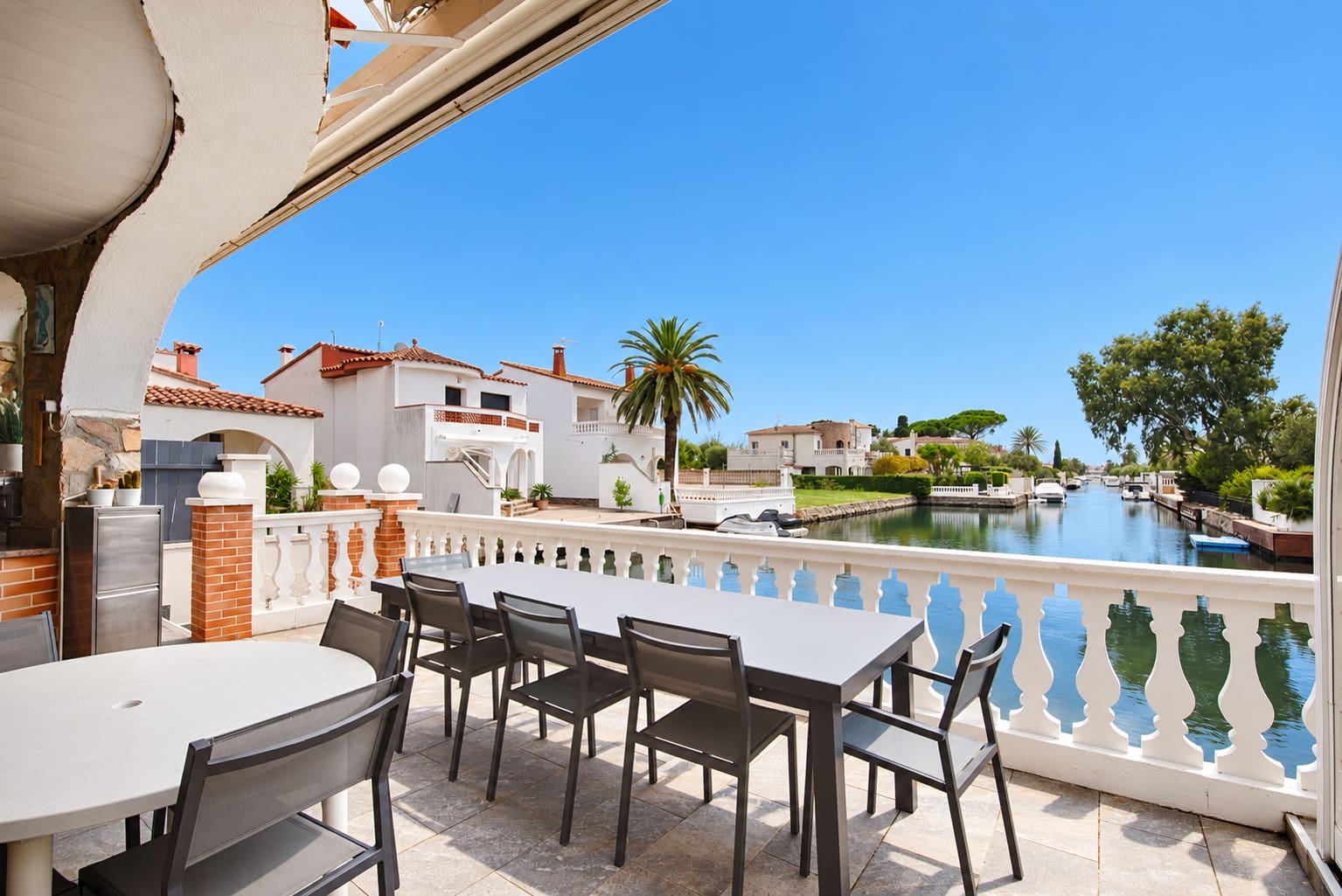 4 soveværelse Byhus til salg i Empuriabrava med swimmingpool garage - € 1.199.000 (Ref: 10169111)