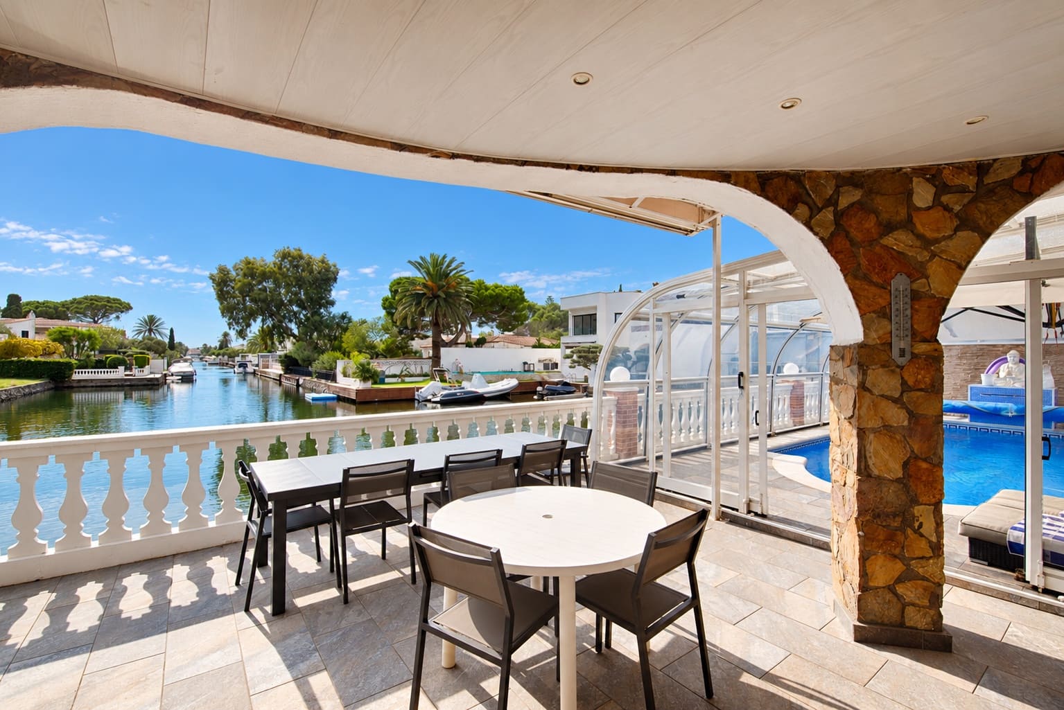 4 soveværelse Byhus til salg i Empuriabrava med swimmingpool garage - € 1.199.000 (Ref: 10169111)