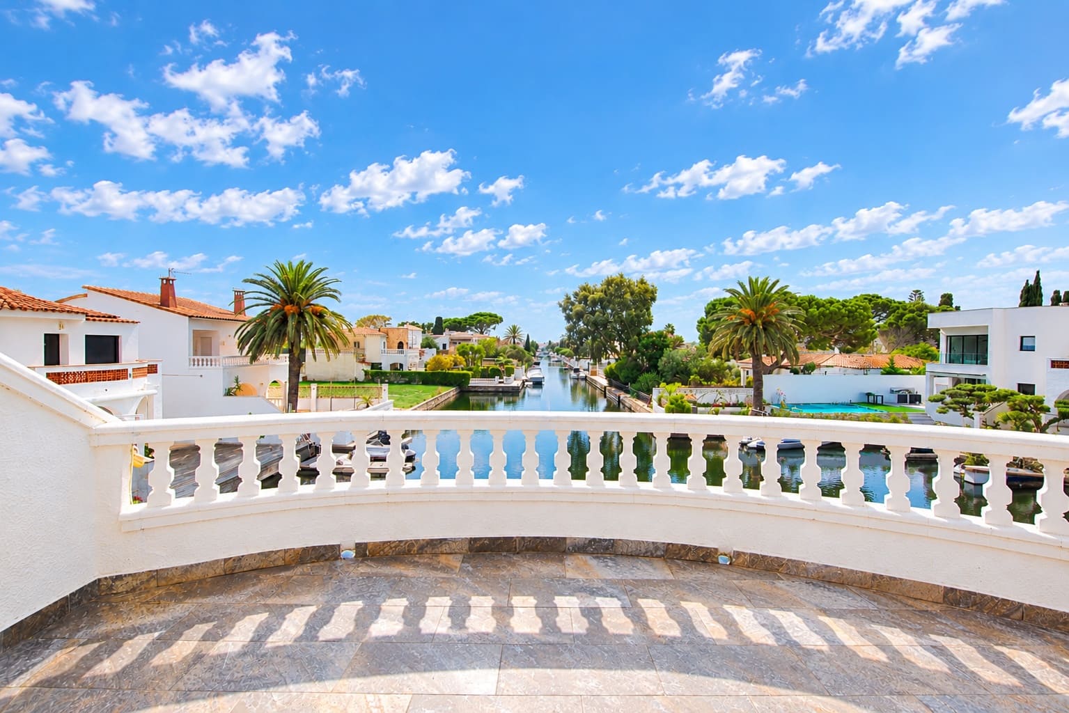 4 soveværelse Byhus til salg i Empuriabrava med swimmingpool garage - € 1.199.000 (Ref: 10169111)