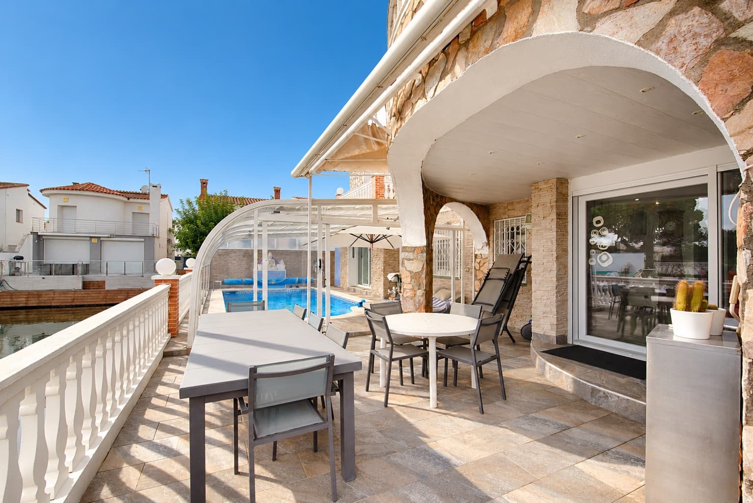 4 soveværelse Byhus til salg i Empuriabrava med swimmingpool garage - € 1.199.000 (Ref: 10169111)
