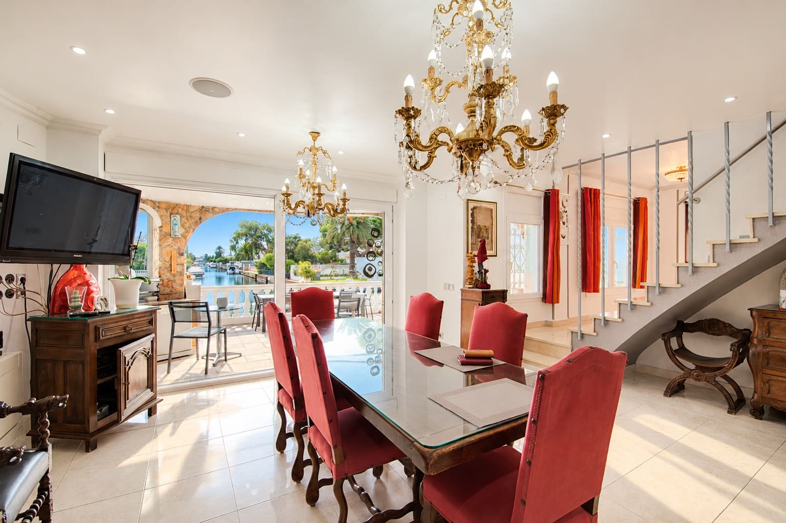 4 soveværelse Byhus til salg i Empuriabrava med swimmingpool garage - € 1.199.000 (Ref: 10169111)