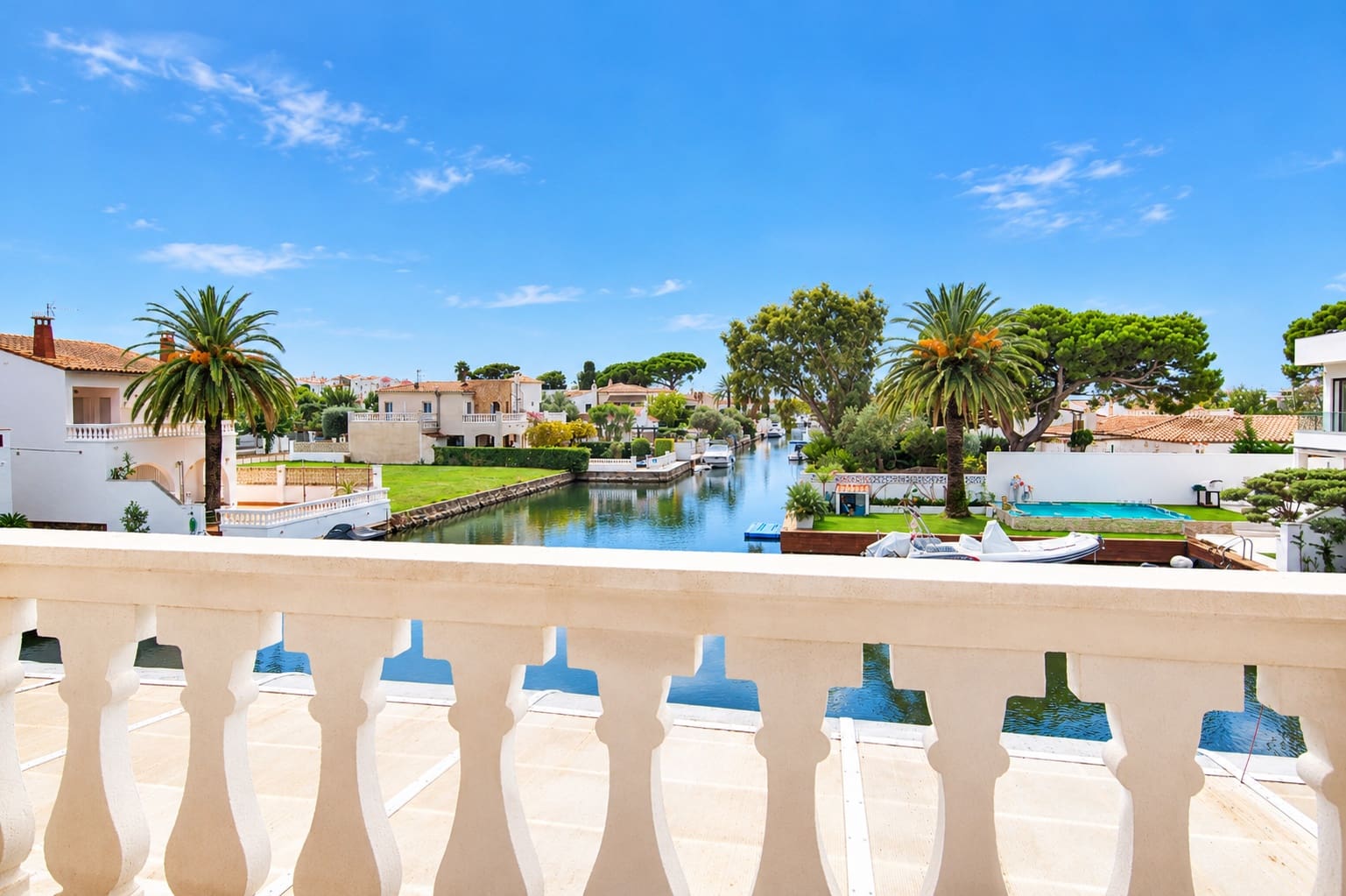 4 soveværelse Byhus til salg i Empuriabrava med swimmingpool garage - € 1.199.000 (Ref: 10169111)