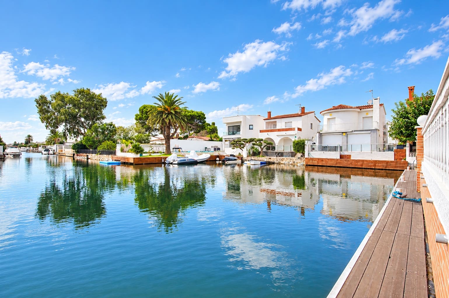 4 soveværelse Byhus til salg i Empuriabrava med swimmingpool garage - € 1.199.000 (Ref: 10169111)