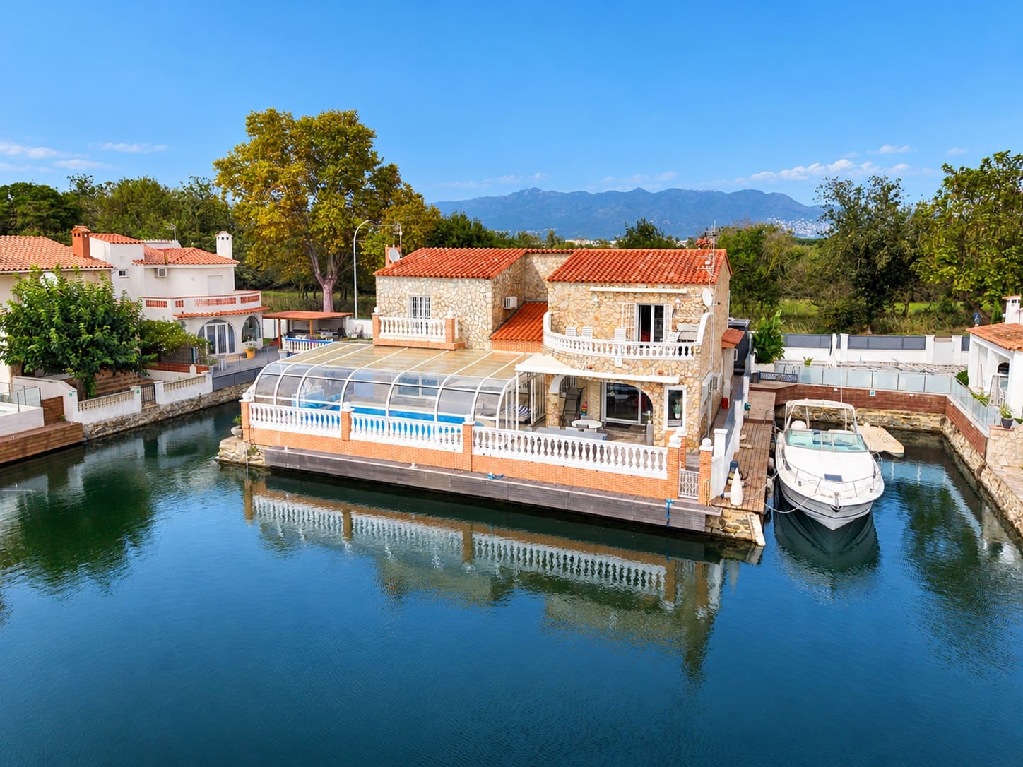 4 soveværelse Byhus til salg i Empuriabrava med swimmingpool garage - € 1.199.000 (Ref: 10169111)