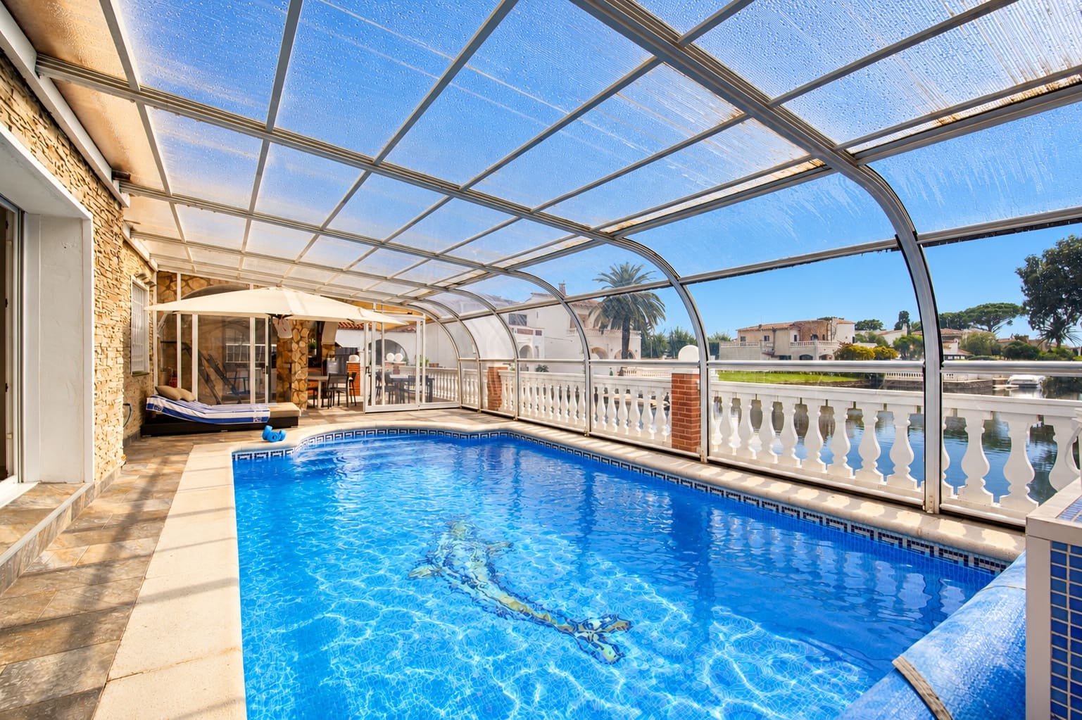 4 soveværelse Byhus til salg i Empuriabrava med swimmingpool garage - € 1.199.000 (Ref: 10169111)