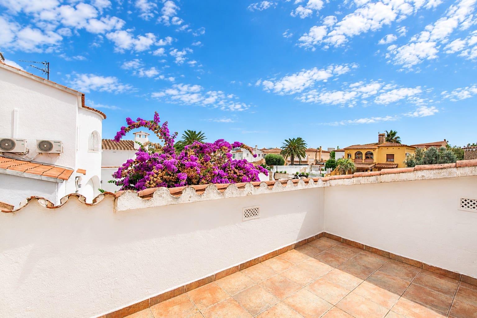 5 soveværelse Byhus til salg i Empuriabrava med swimmingpool garage - € 1.200.000 (Ref: 10172804)