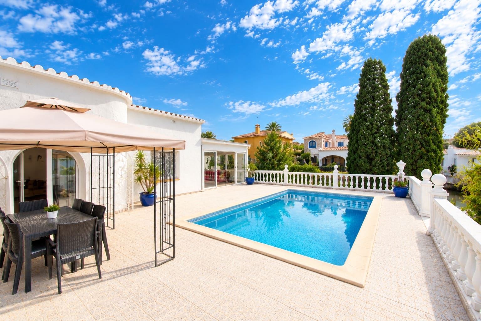 5 soveværelse Byhus til salg i Empuriabrava med swimmingpool garage - € 1.200.000 (Ref: 10172804)