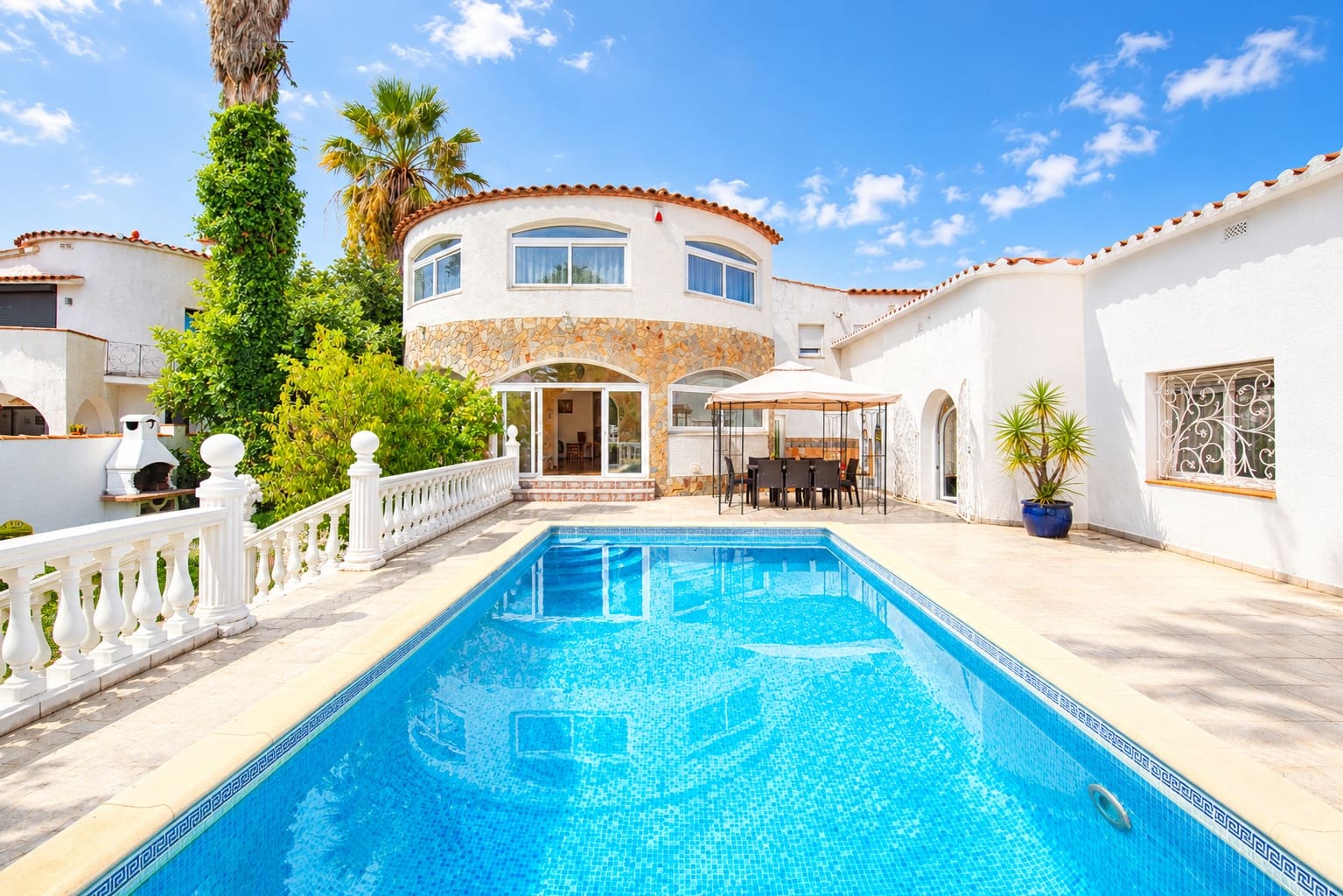 5 soveværelse Byhus til salg i Empuriabrava med swimmingpool garage - € 1.200.000 (Ref: 10172804)
