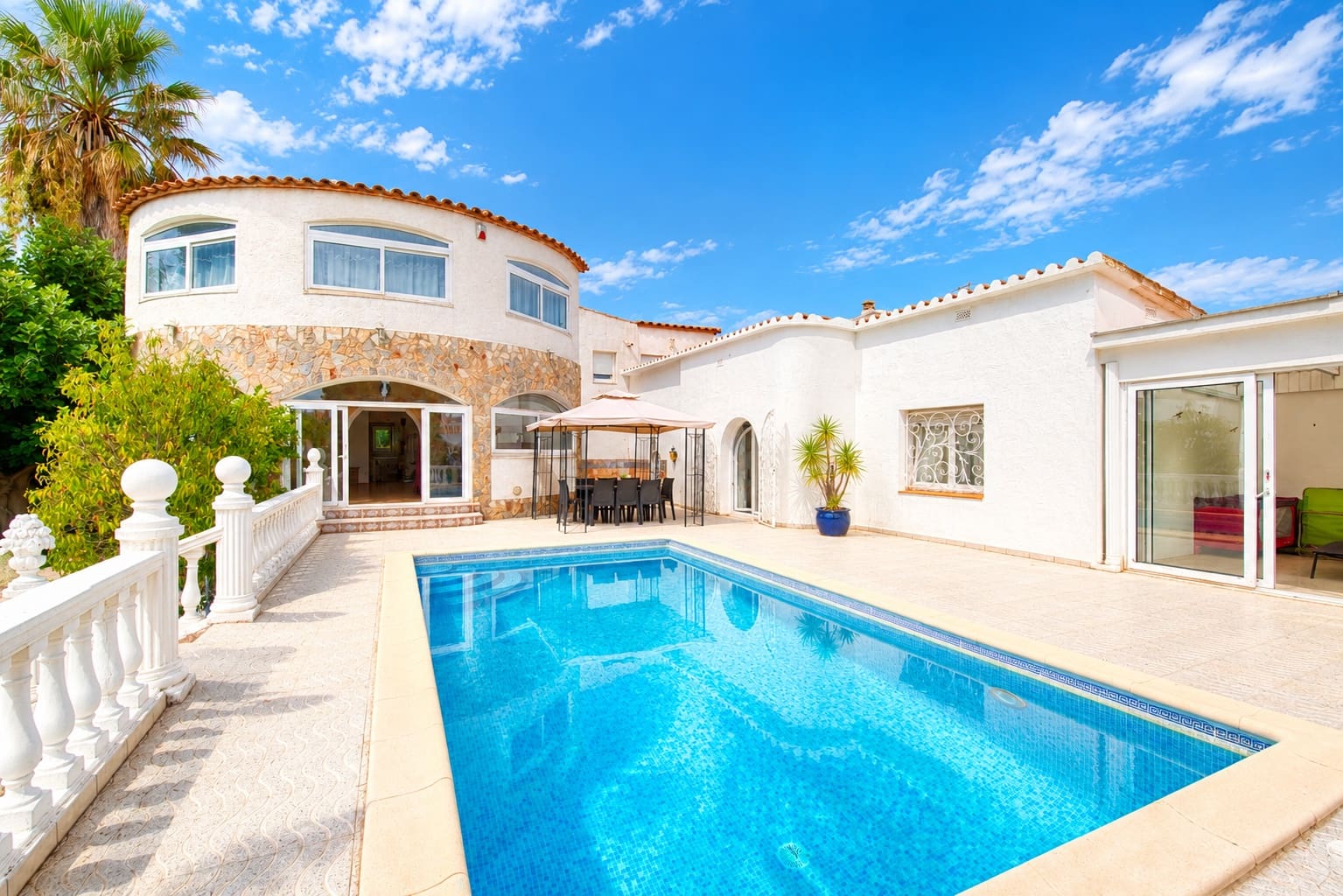 5 soveværelse Byhus til salg i Empuriabrava med swimmingpool garage - € 1.200.000 (Ref: 10172804)