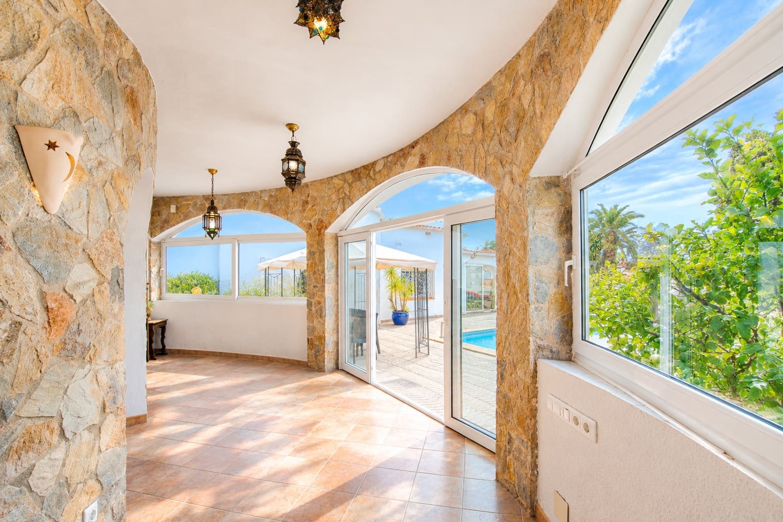 5 soveværelse Byhus til salg i Empuriabrava med swimmingpool garage - € 1.200.000 (Ref: 10172804)