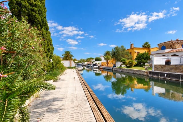 5 soverom Hus til salgs i Empuriabrava, Castelló d'Empúries med svømmebasseng garasje - € 1 200 000 (Ref: 10172804)