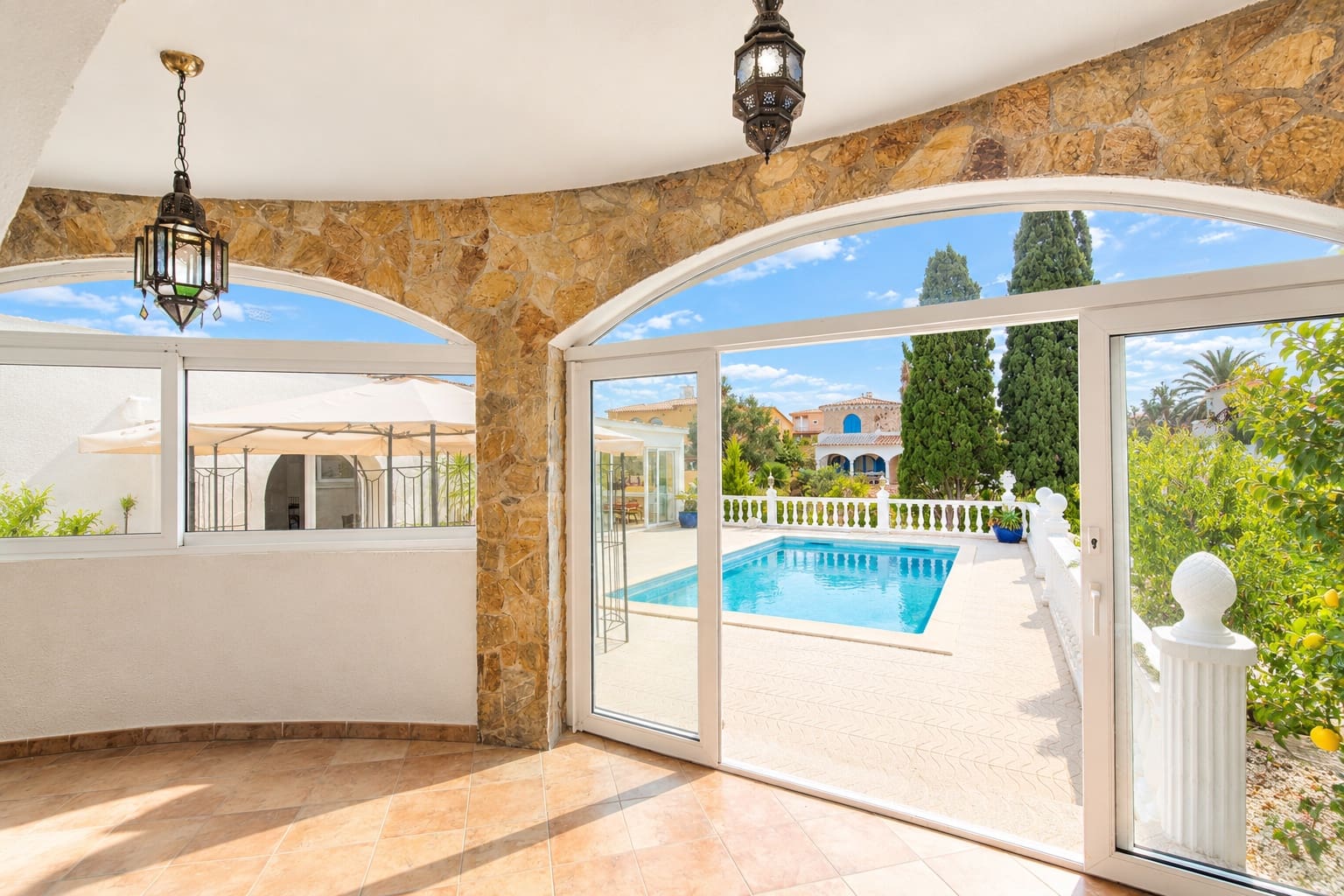 5 soveværelse Byhus til salg i Empuriabrava med swimmingpool garage - € 1.200.000 (Ref: 10172804)