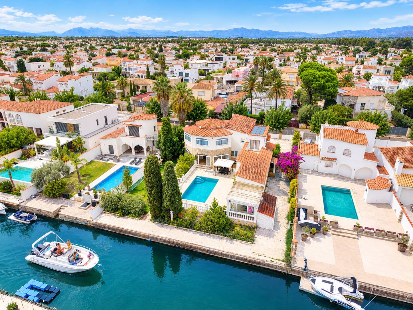 5 soveværelse Byhus til salg i Empuriabrava med swimmingpool garage - € 1.200.000 (Ref: 10172804)