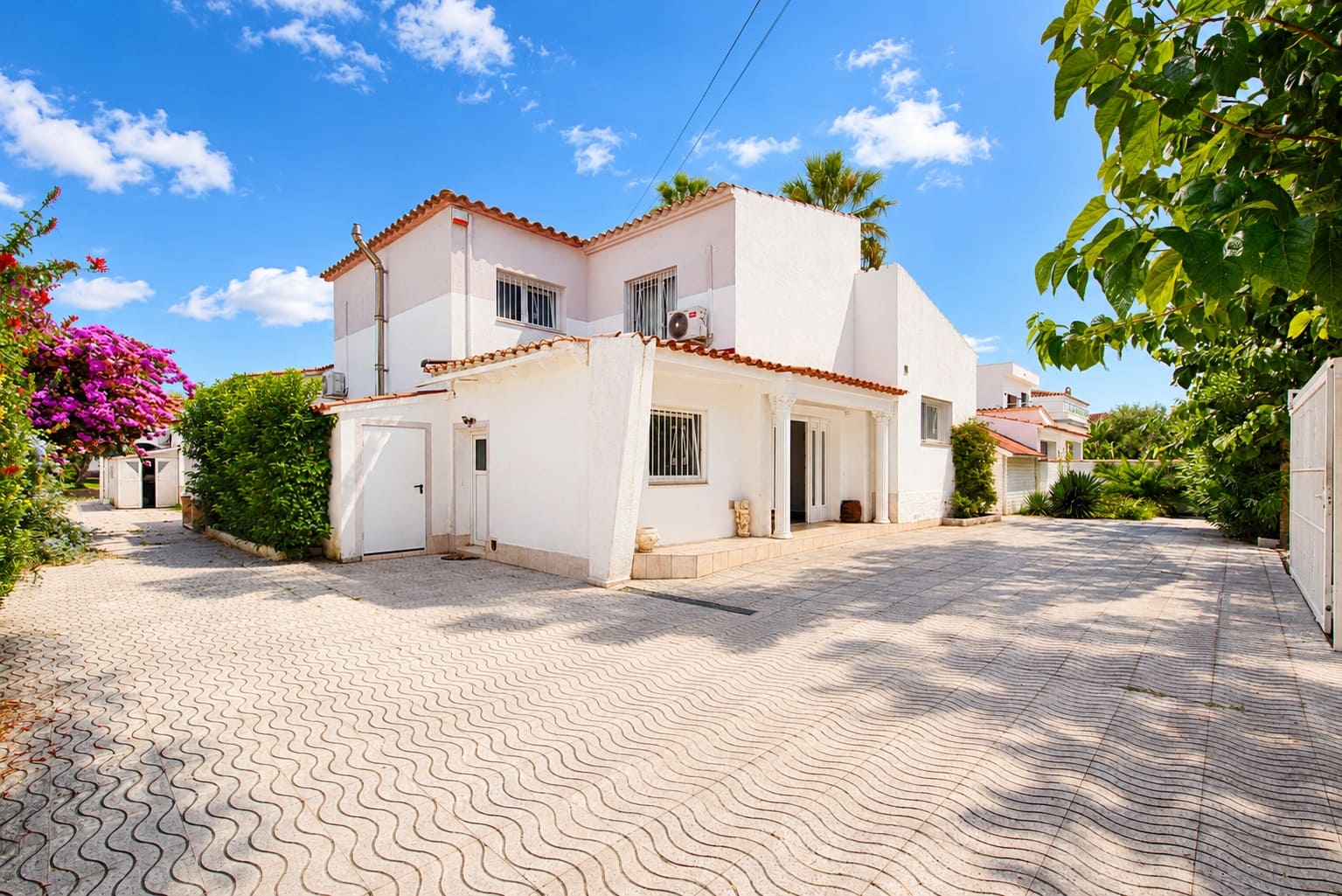 5 soveværelse Byhus til salg i Empuriabrava med swimmingpool garage - € 1.200.000 (Ref: 10172804)