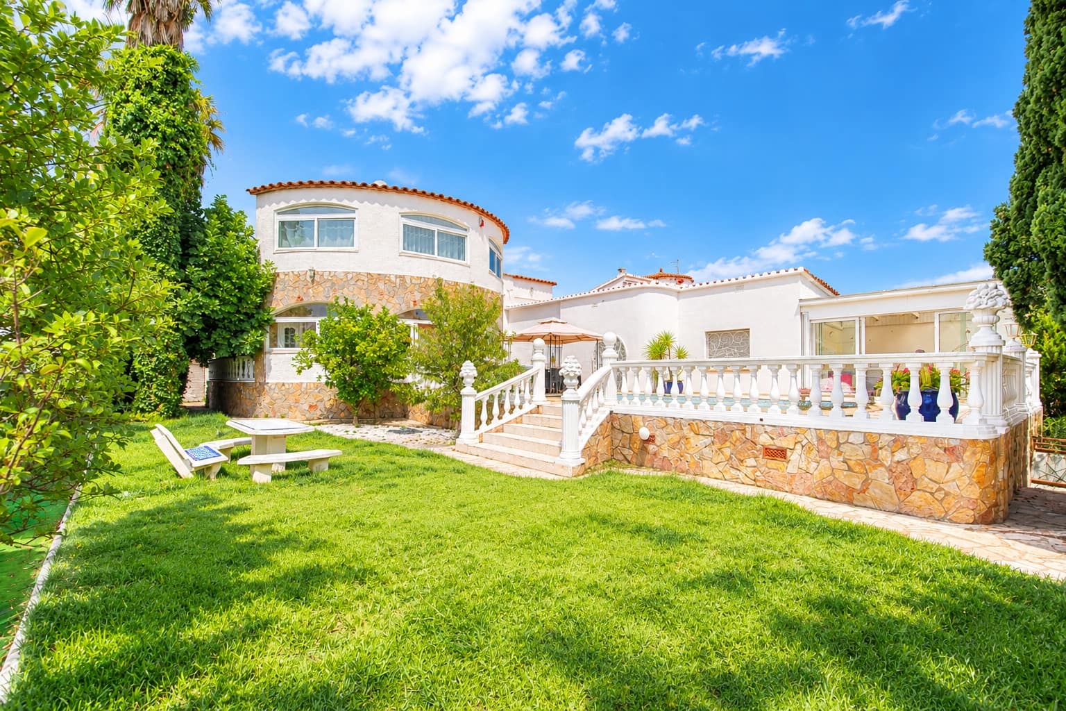 5 soveværelse Byhus til salg i Empuriabrava med swimmingpool garage - € 1.200.000 (Ref: 10172804)