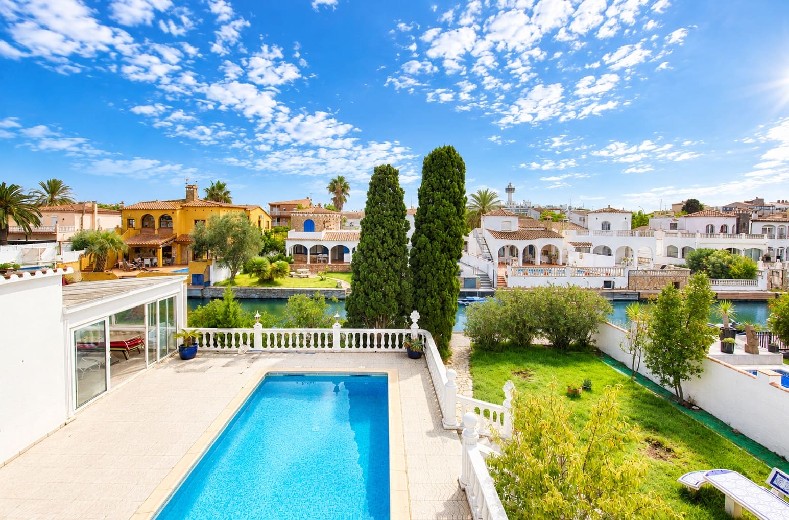 5 soveværelse Byhus til salg i Empuriabrava med swimmingpool garage - € 1.200.000 (Ref: 10172804)