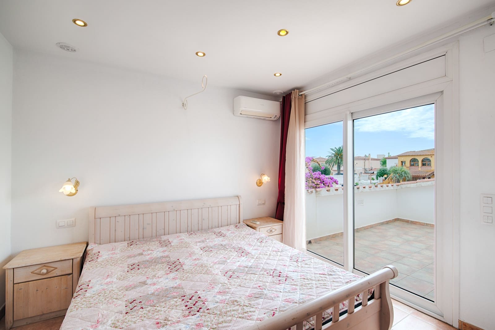 5 soveværelse Byhus til salg i Empuriabrava med swimmingpool garage - € 1.200.000 (Ref: 10172804)