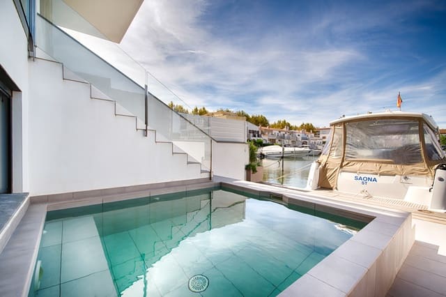 4 chambre Maison de Ville à vendre à Empuriabrava, Castelló d'Empúries avec piscine garage - 799 000 € (Ref: 10183724)