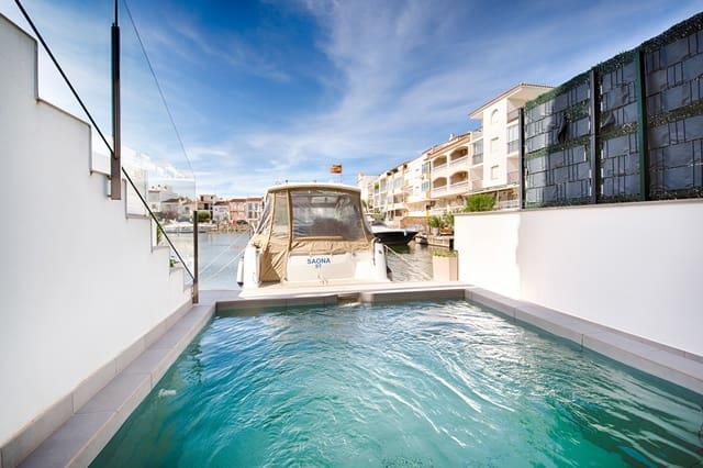 4 chambre Maison de Ville à vendre à Empuriabrava, Castelló d'Empúries avec piscine garage - 799 000 € (Ref: 10183724)