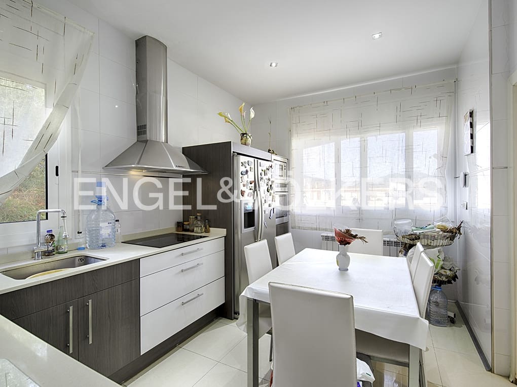 3 makuuhuone Huvila myytävänä paikassa Llanca mukana 
autotalli - 450 000 € (Ref: 9005584)